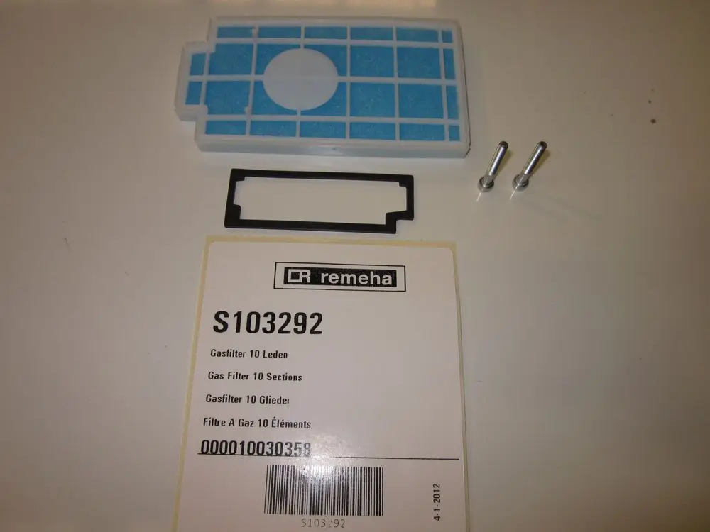 Gasfilter von Remeha mit einer blauen Filtereinlage, einem schwarzen Dichtring und zwei silbernen Schrauben, beschriftet mit Produktinformationen.
